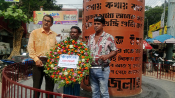 জুলাই শহীদ স্মৃতিস্তম্ভে শ্রদ্ধা নিবেদন করলেন আহত জুলাই যোদ্ধা সাইফুল ইসলাম