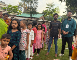 বগুড়া রেলস্টেশনে অসহায়দের মাঝে নবজাগরণ ফাউন্ডেশনের খাবার বিতরণ