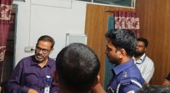 আক্কেলপুরে হাসপাতালে রোগী রেখে ডায়াগনস্টিক সেন্টারে চিকিৎসক, ঘিরে ধরলেন স্থানীয়রা