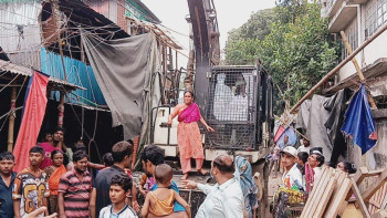 টঙ্গীর কুখ্যাত মাদক স্পট ‘হাজির মাজার বস্তি’ গুঁড়িয়ে দিল রাজউক