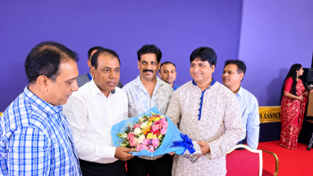 হিন্দু ধর্মীয় কল্যাণ ট্রাস্টের ট্রাস্টি বোর্ডে সদস্য মনোনীত হওয়ায় রেজাউল করিম বাদশা কে ফুলেল শুভেচ্ছা