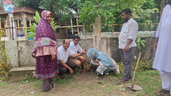 বগুড়ায় মালগ্রাম সরকারি প্রাথমিক বিদ্যালয়ে বৃক্ষরোপণ